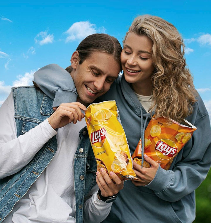 A couple enjoying some chips